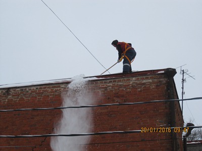 В поселении Рязановское крыши домов очищают от снега