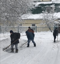 	Во дворах поселения Рязановское продолжается уборка снега