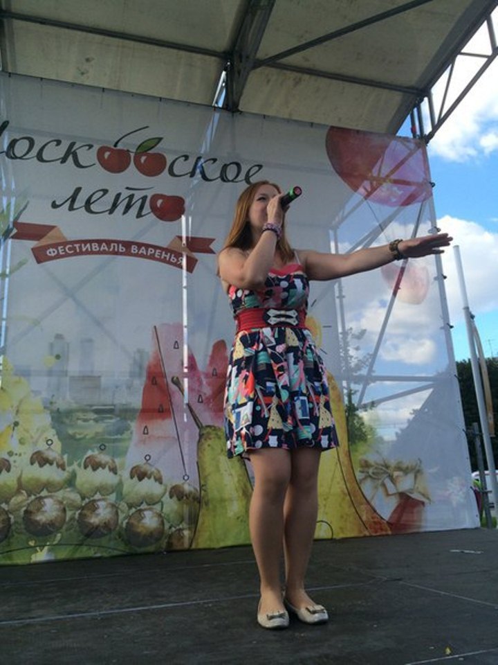 Парламентарий поселения Рязановское Юлия Дёмкина исполнила 4 песни для гостей праздника «Московское лето»