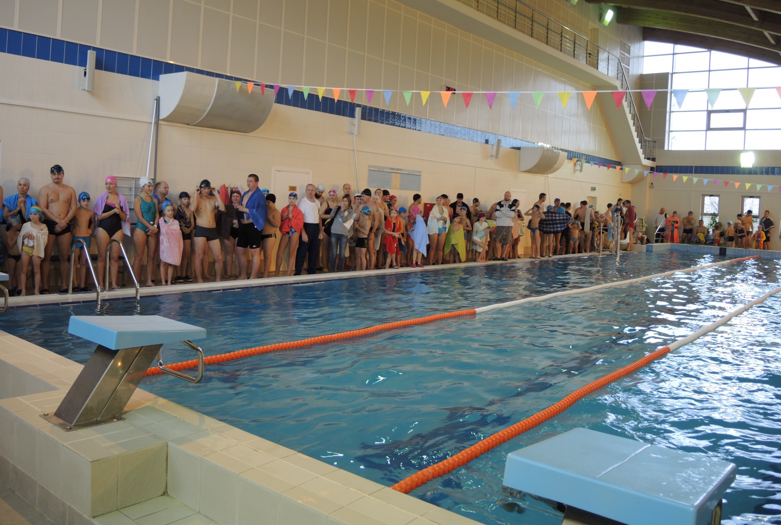 Состоялись окружные соревнования спортивных семей по плаванию
