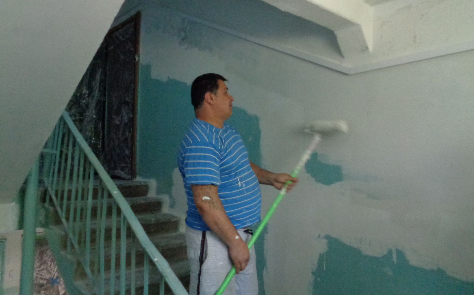 Продолжаются ремонтные работы в многоквартирном доме в поселке Знамя Октября