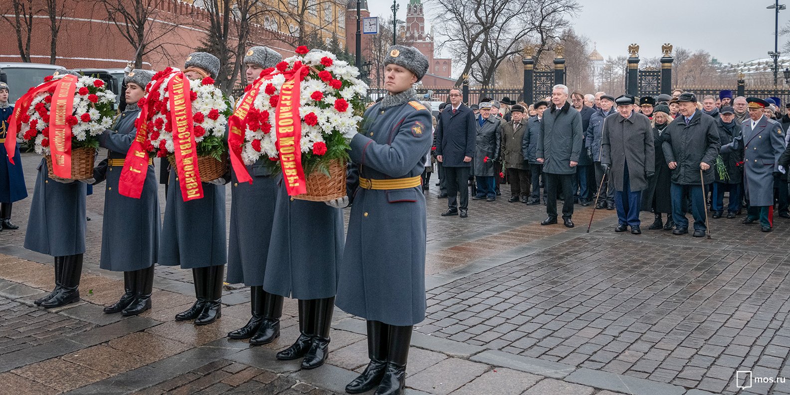 Венки и цветы возложили к Могиле Неизвестного Солдата в честь годовщины битвы под Москвой