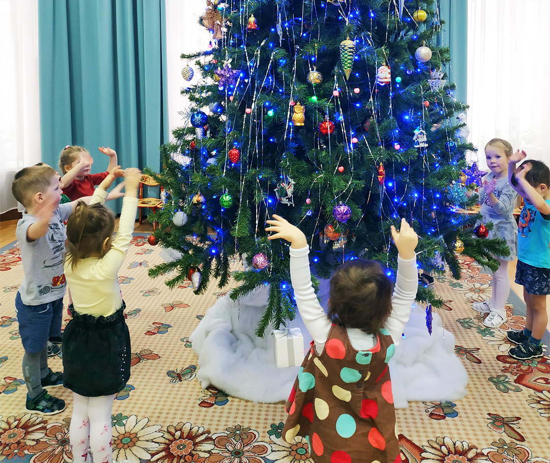 В детском саду «Остафьево» попрощались с елочкой до следующего Нового года