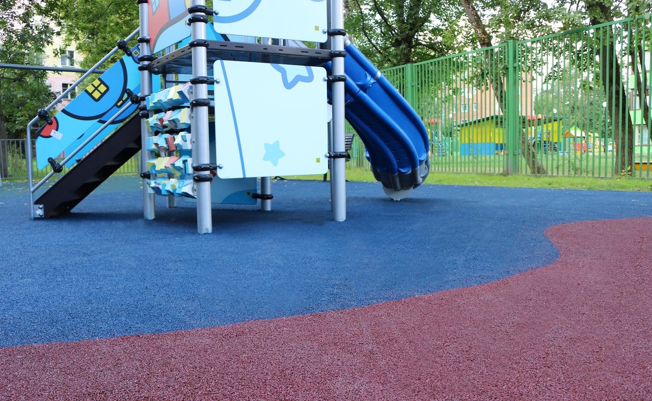 Специалисты уложили покрытие на детской площадке в Рязановском