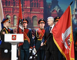 Собянин вручил Флаг кадетам Москвы