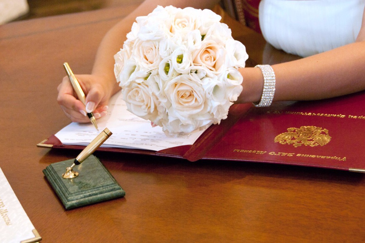 Почти 300 бракосочетаний пройдет в Москве в День семьи, любви и верности