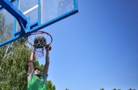 Специалисты установят новые баскетбольные щиты на спортивной площадке поселения Рязановское