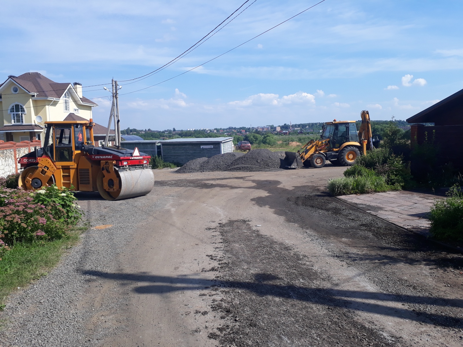 В деревне Мостовское начались работы по асфальтированию участка дороги