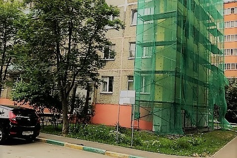 Специалисты утеплят стены жилого дома в поселении Рязановское