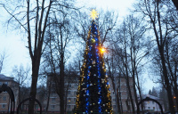 Установка праздничных елок началась на территории поселения Рязановское