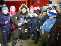 Дошколята и талисман московских спасателей такса Маруся впервые у пожарных Новой Москвы