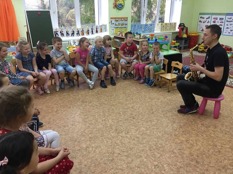 Воспитанники ДОП "Росинка" познакомились с профессией музыканта.