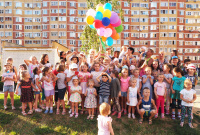 Развлекательное мероприятие «Летние вечера в Рязановском» прошло в поселке Знамя Октября в микрорайоне Родники