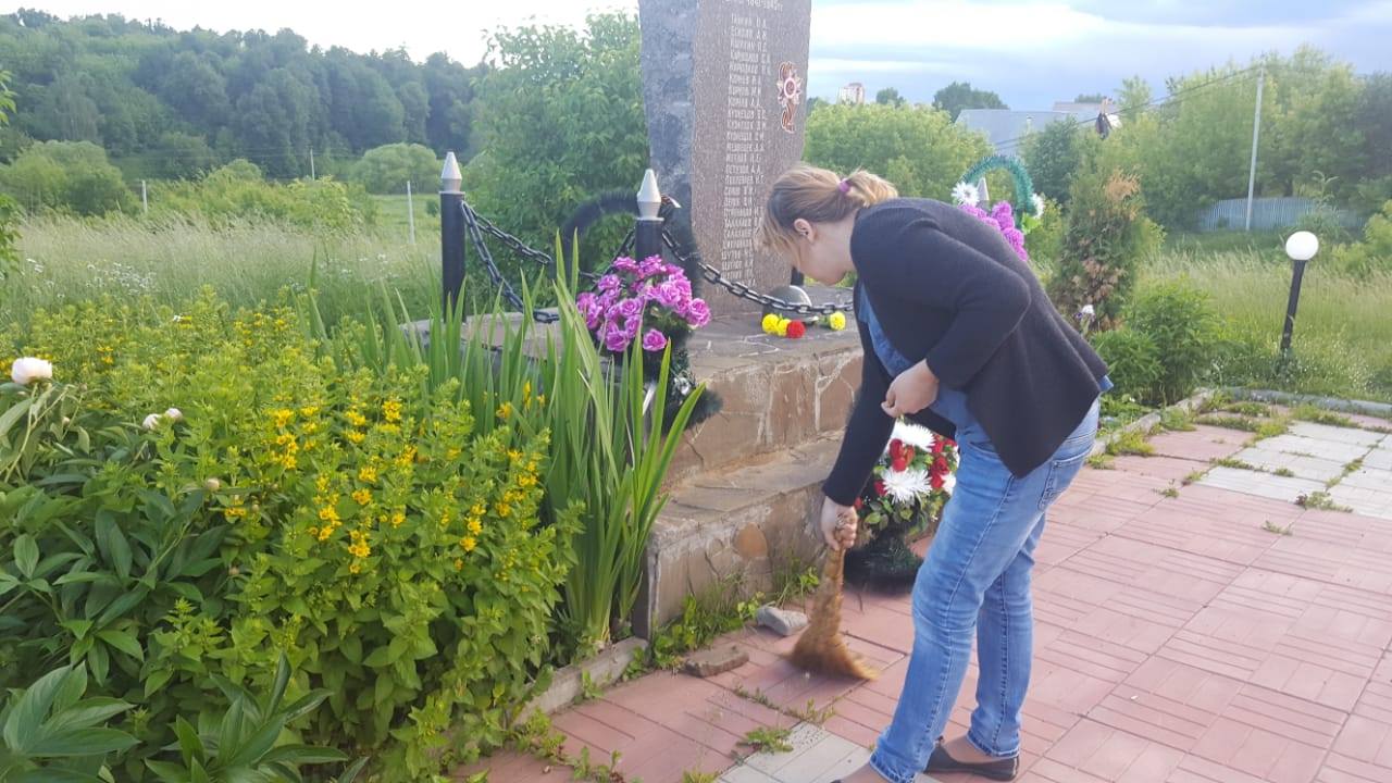 Социальные работники провели уборку памятников в поселении Рязановское