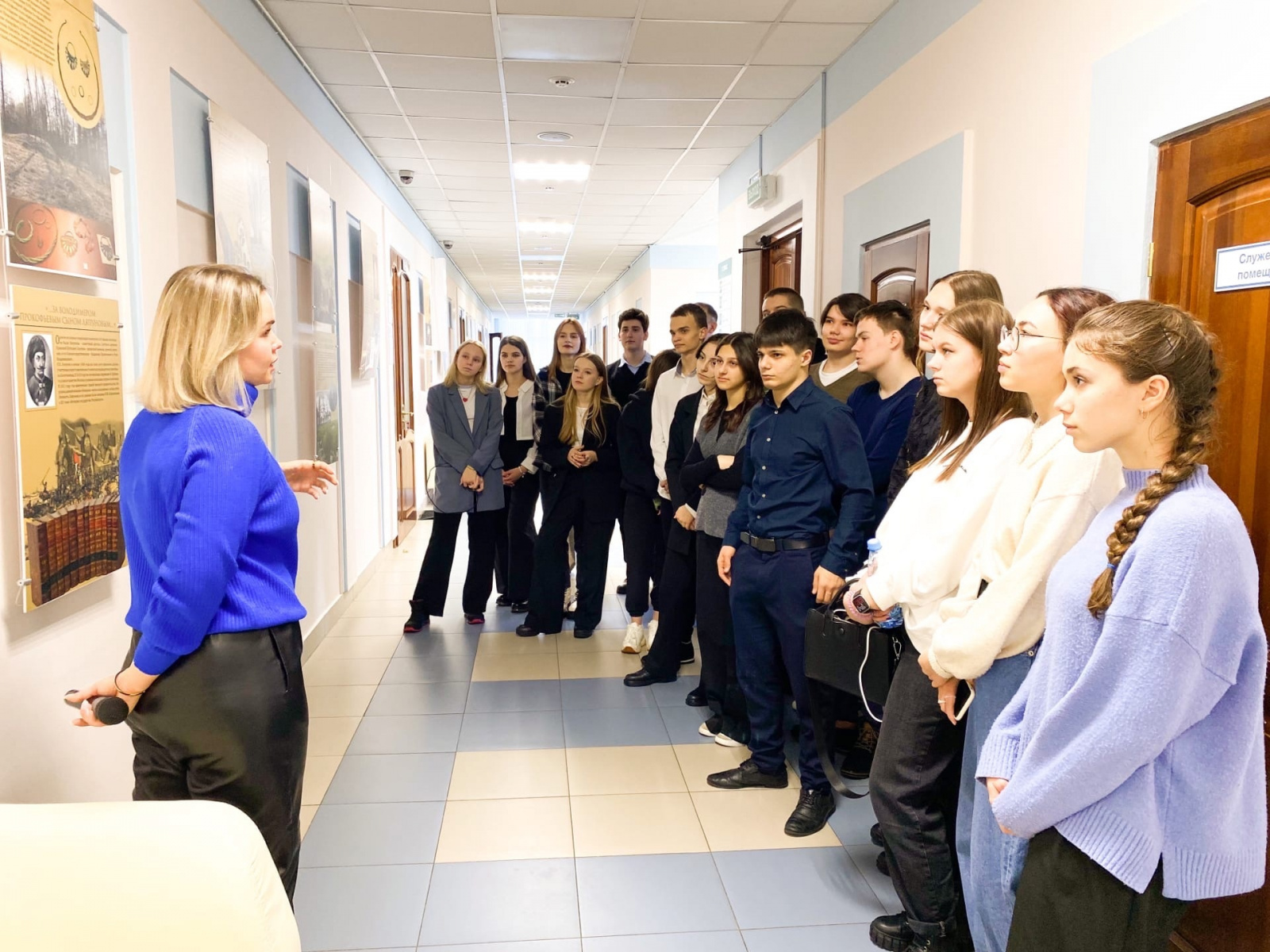 Школьники из Рязановского посетили выставку в Доме культуры «Десна»
