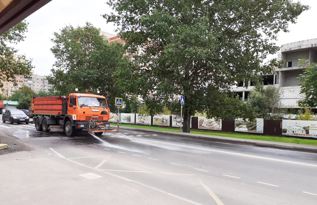 Продолжаются работы по промывке улично-дорожной сети в поселении Рязановское