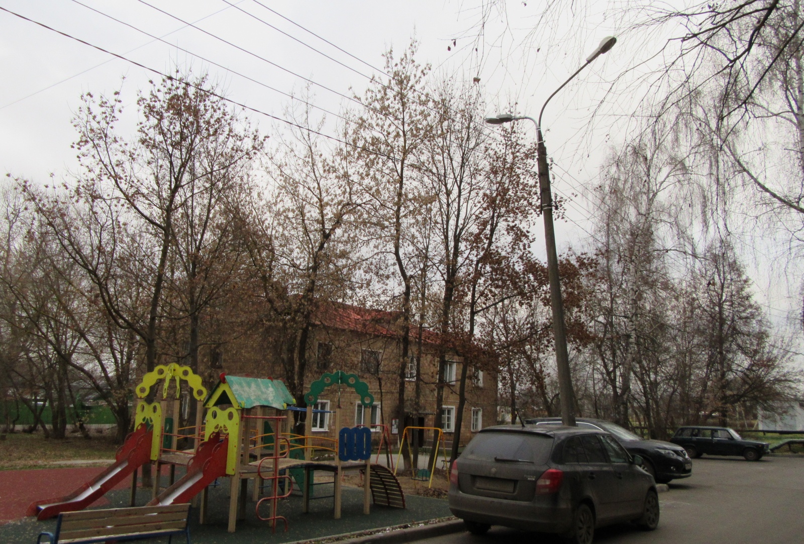 Установлены светильники на детской площадке в поселке Фабрики им. 1 Мая