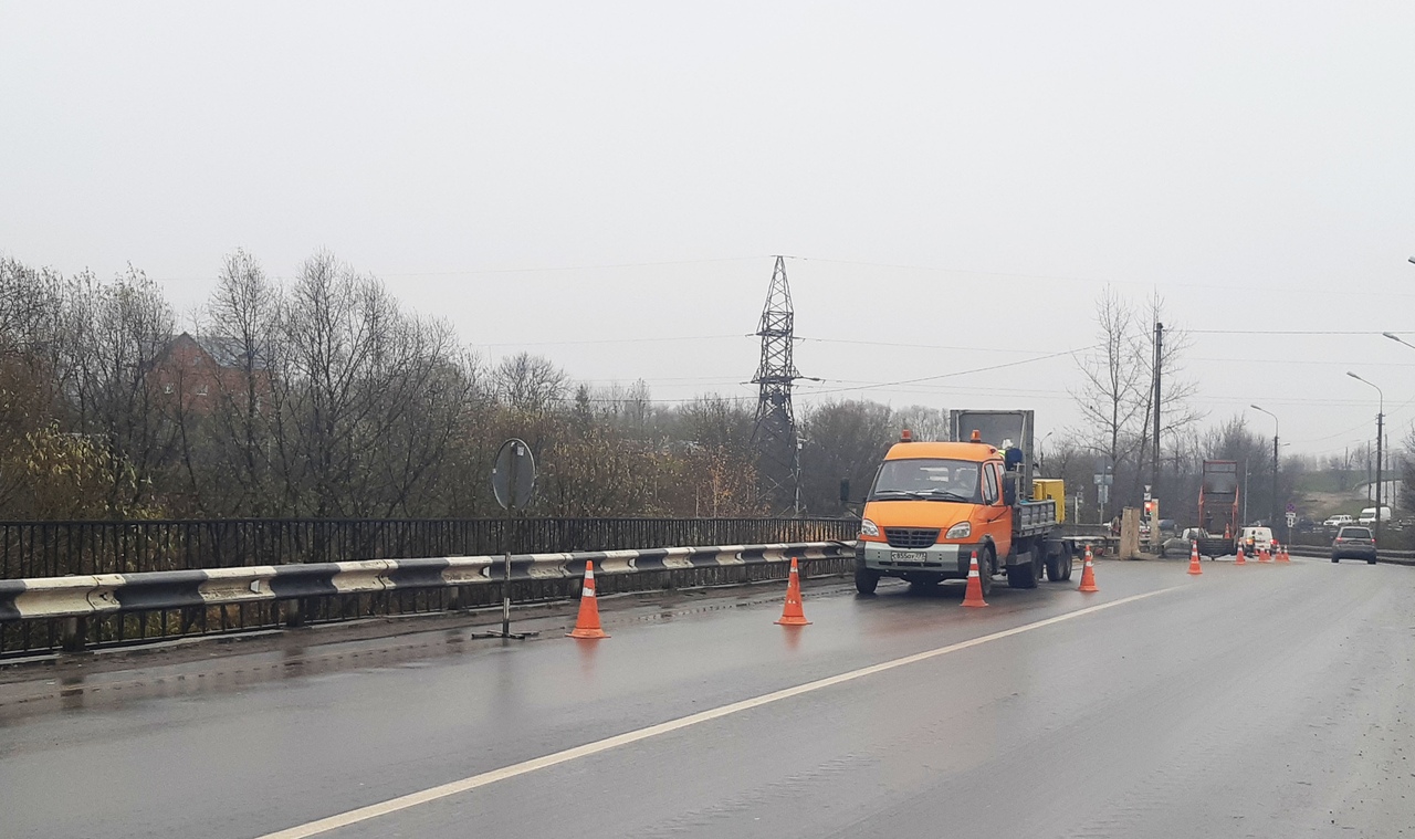 Ремонт ограждений дорожных мостов начали в Рязановском