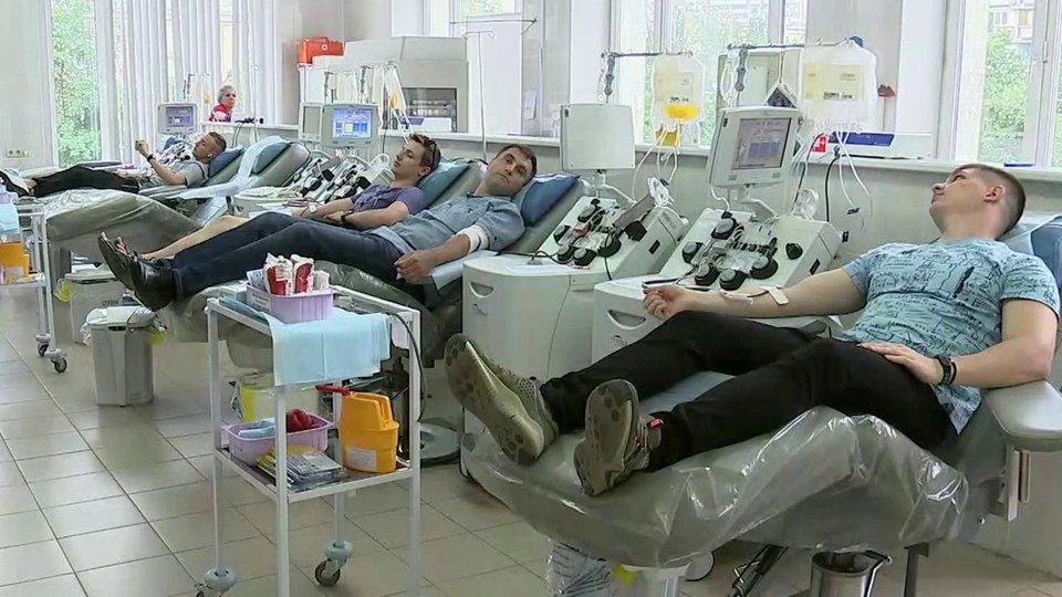Сотрудники Почты России в Москве присоединились к акции по сдаче крови
