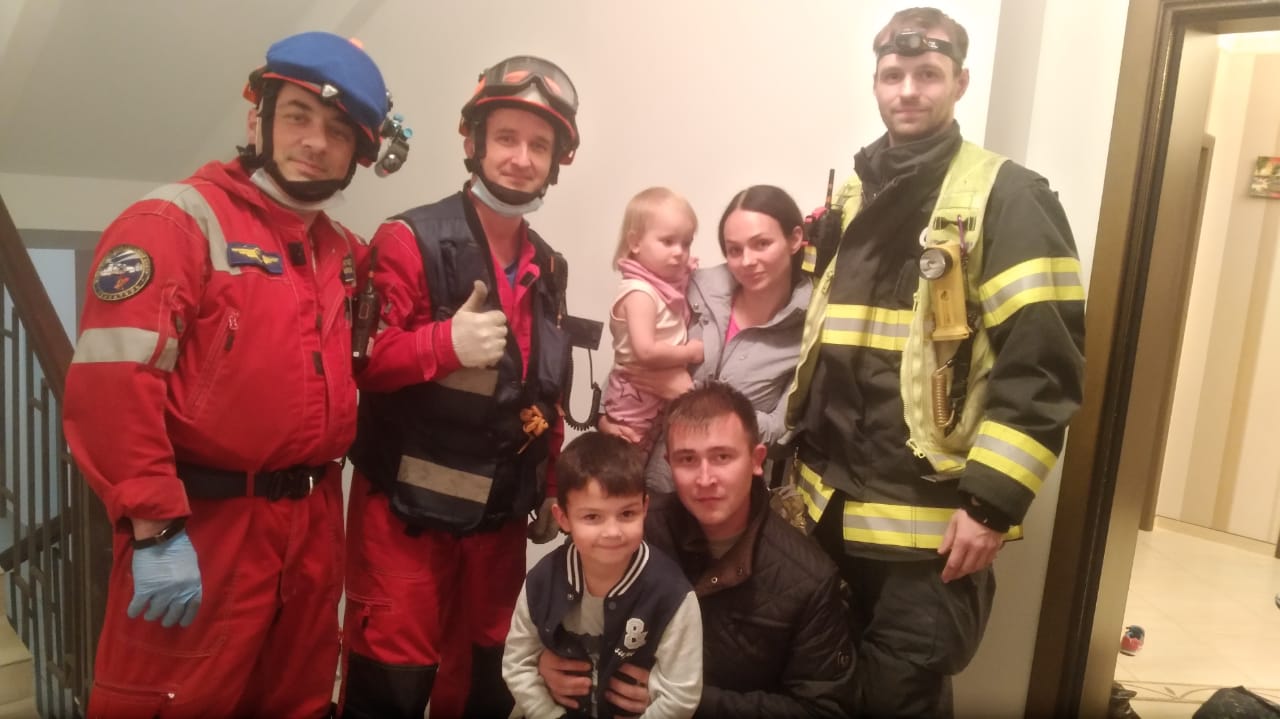 Спасатели Московского авиационного центра помогли запертому в квартире ребенку