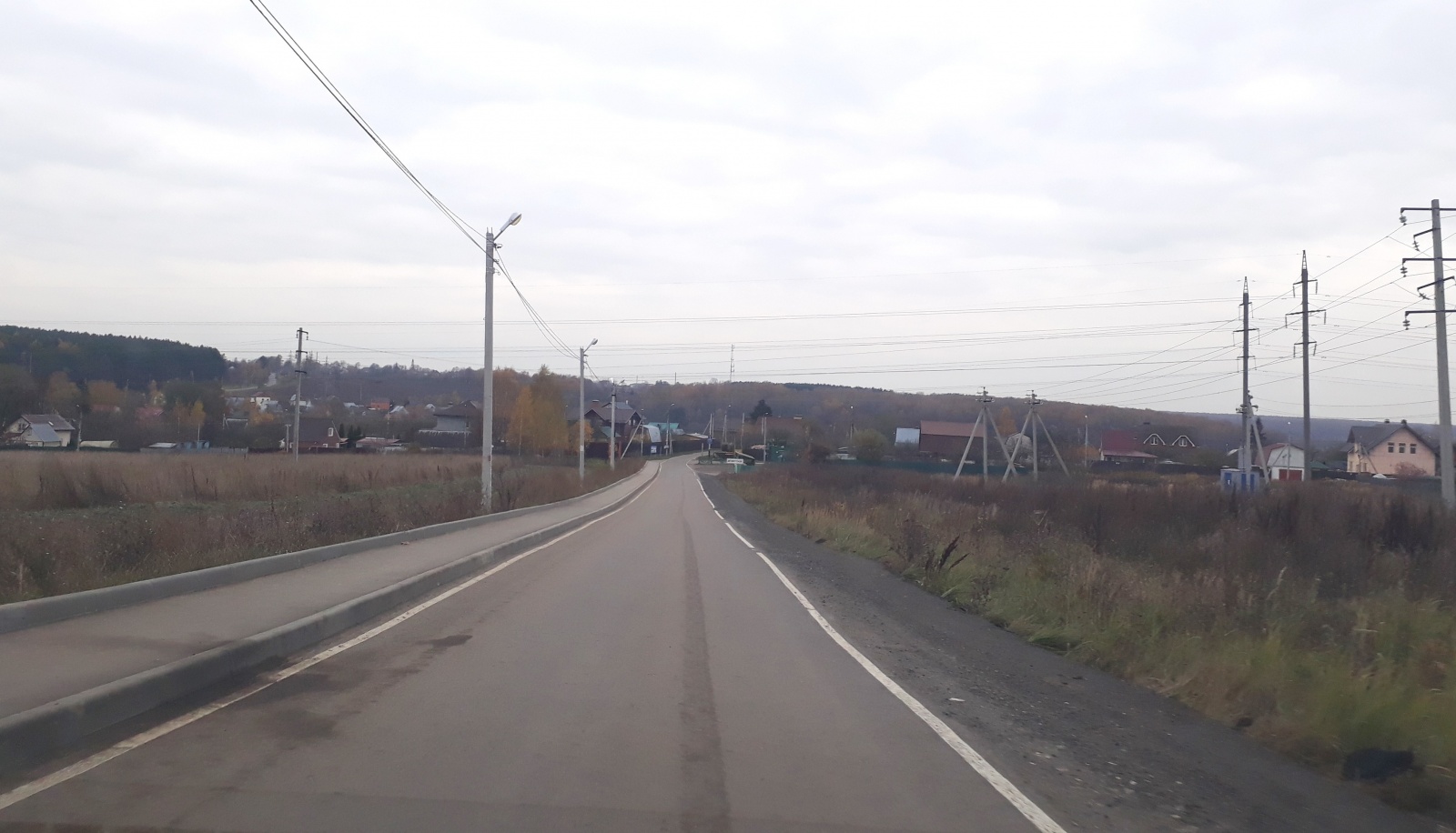 Обустроена обочина подъездной дороги к деревне Девятское