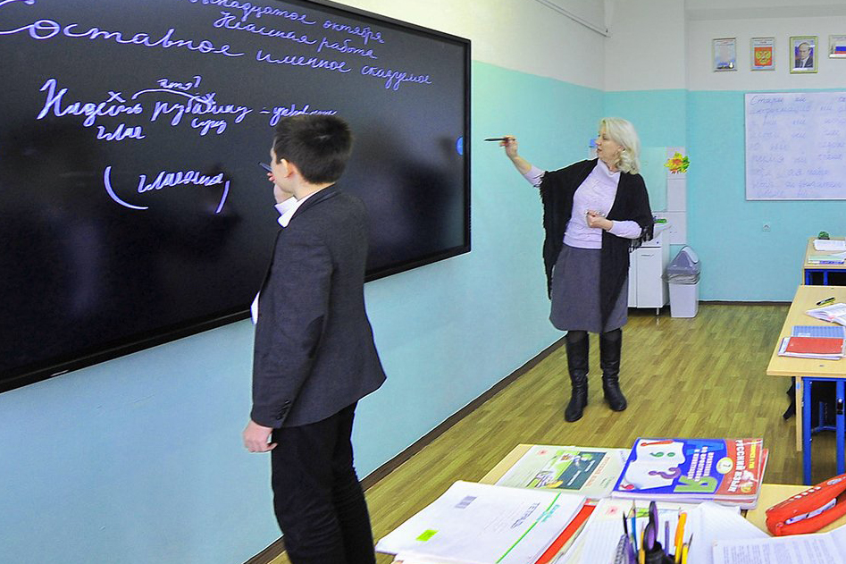 Директор школы №2083 Татьяна Наумкина поздравила коллег с Днем учителя 