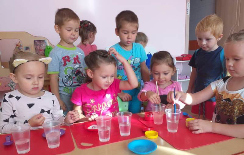 Воспитанники из дошкольной образовательной площадки «Семицветик» изучали свойства воды