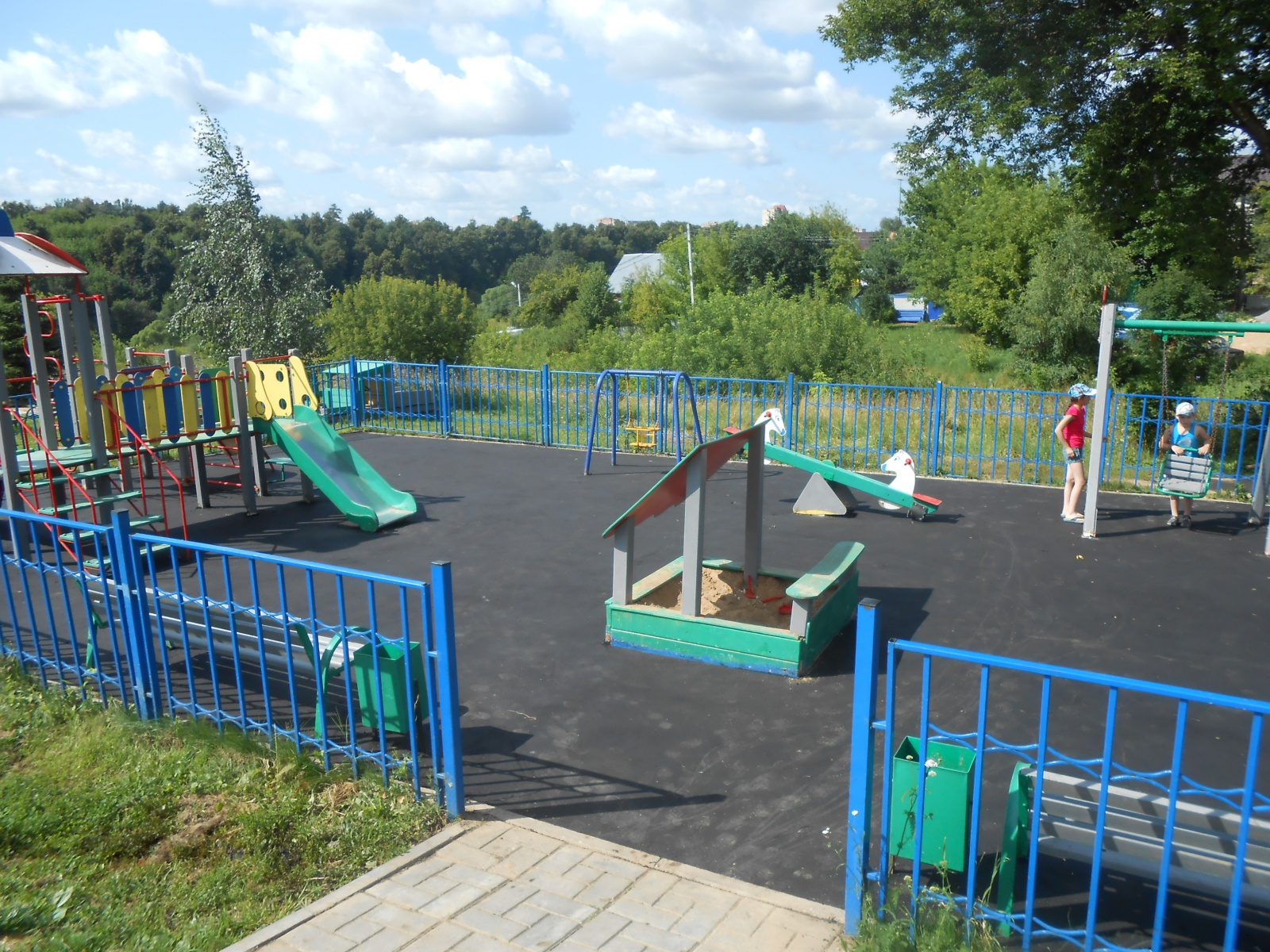 Началось устройство спортивной и ремонт детской площадок в деревне Сальково