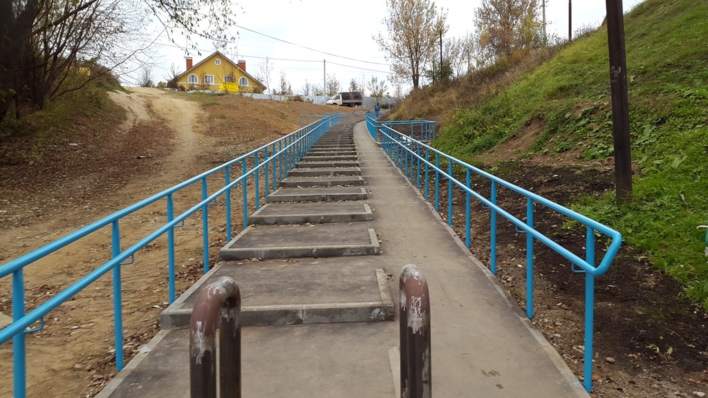 В Рязановском поселении продолжаются работы по строительству лестницы