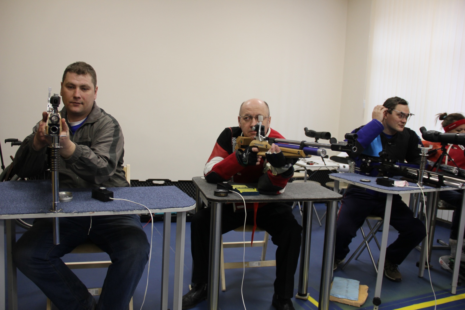 В соревнованиях по пулевой стрельбе и дартсу в Троицке приняли участие спортсмены СК «Десна»