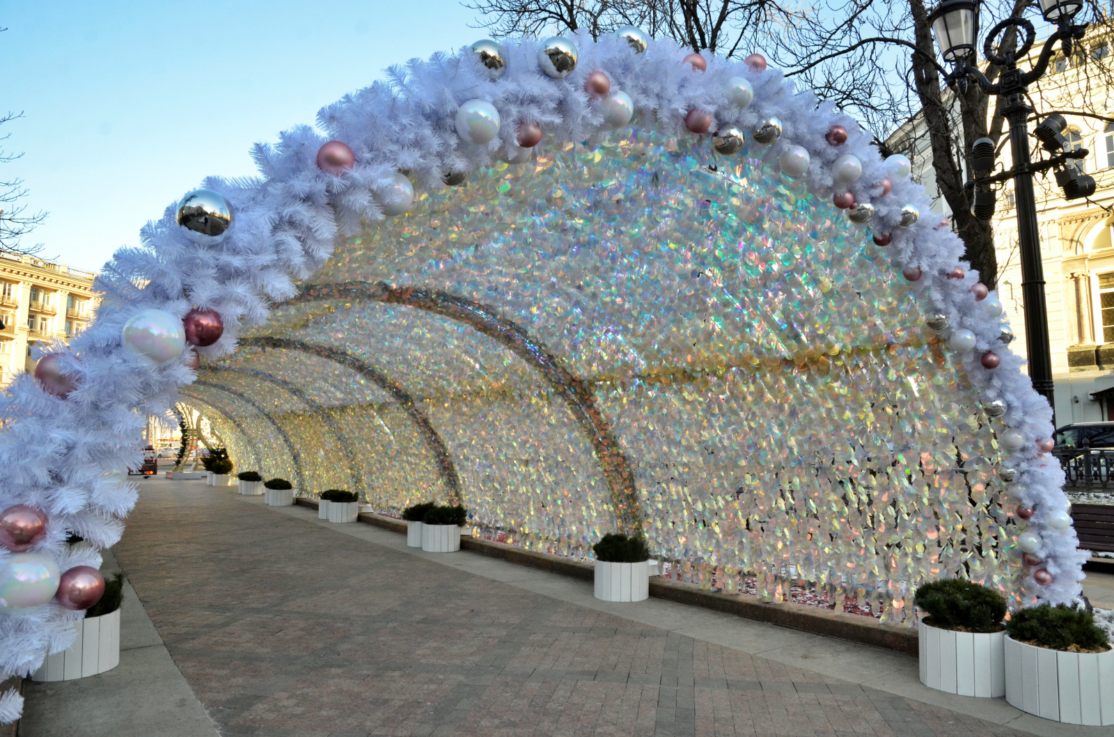 Световые инсталляции и ели: Москву подготовили к празднованию Нового года