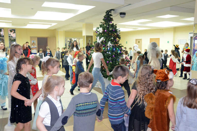 Старшеклассники школы №2083 устроили праздник ученикам начальной школы