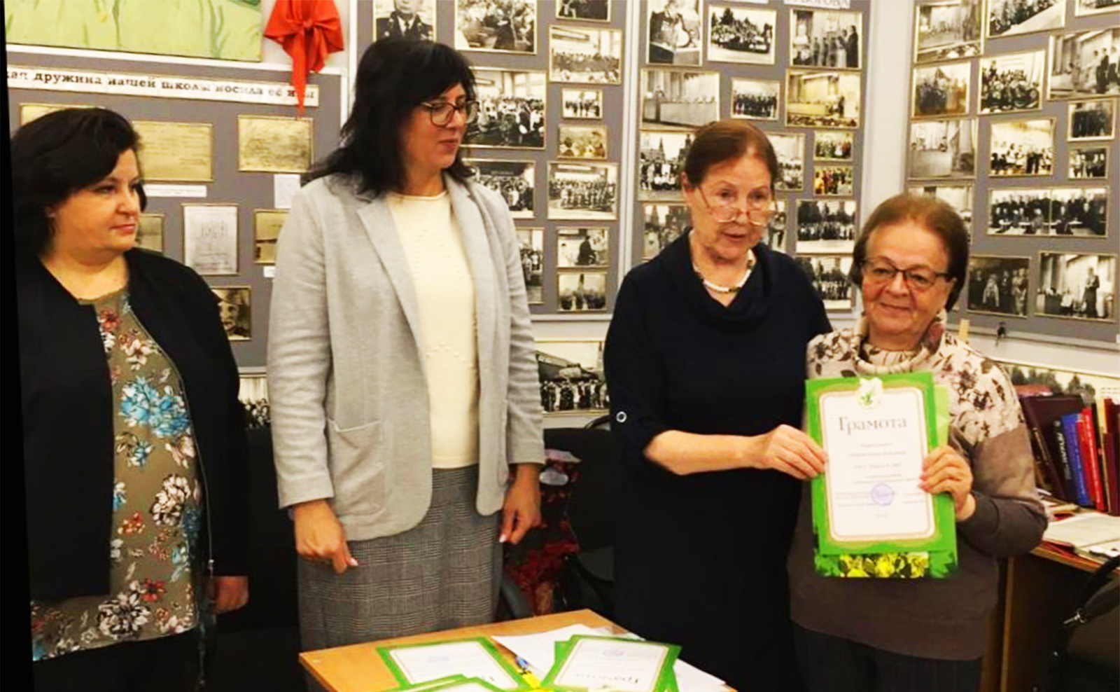 В поселении Рязановское ветеранов педагогического труда наградили грамотой