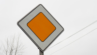 Знак «Главная дорога» появился на Рязановском шоссе