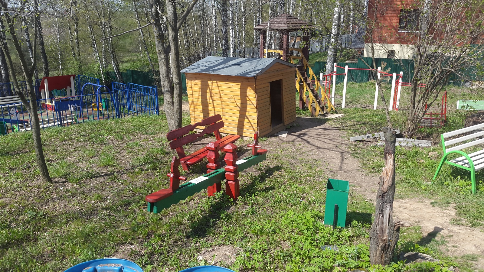 На детских и спортивных площадках проводится ремонт и покраска малых архитектурных форм