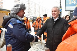 Собянин призвал коммунальщиков ускорить уборку снега