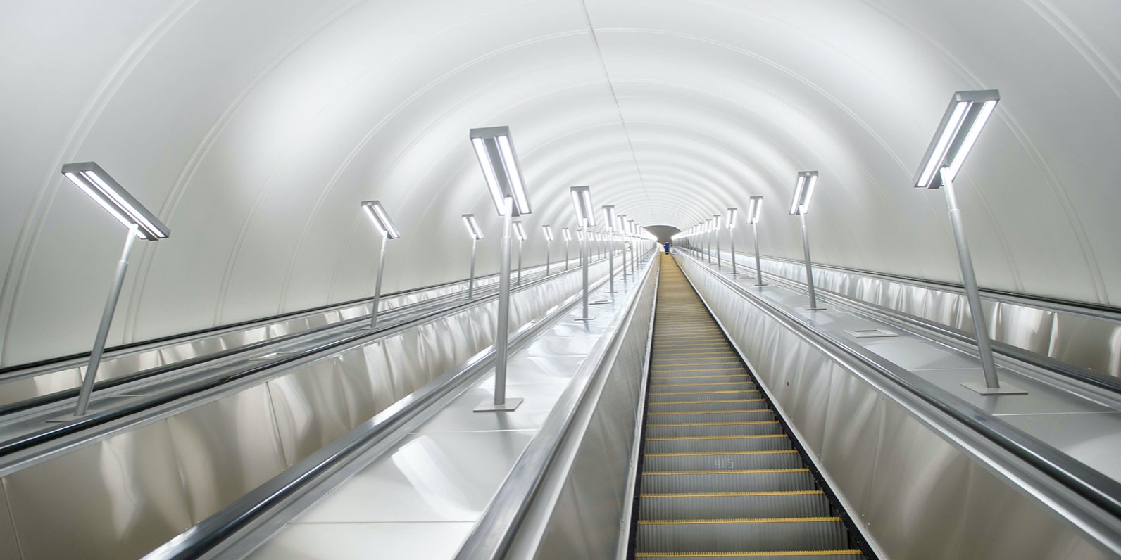 Новые ступени и тяговые цепи: на каких станциях метро отремонтировали эскалаторы
