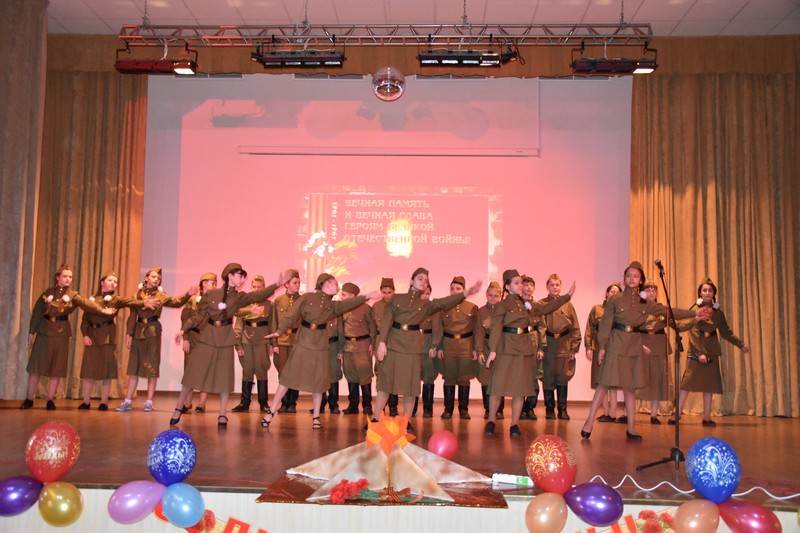 Школьники исполнили военные песни