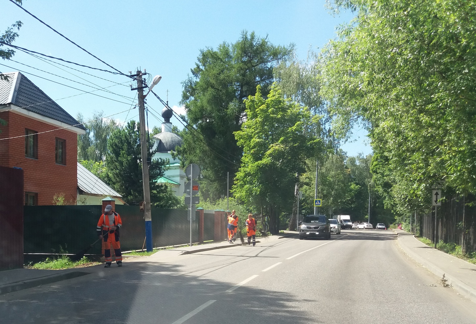 Продолжаются работы по уборке тротуаров вдоль улично-дорожной сети