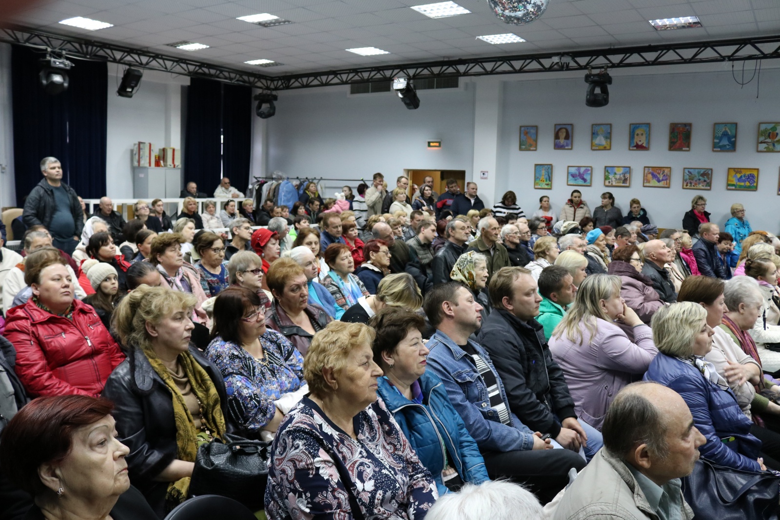 На встрече 17 мая жители поселения Рязановское обсудили актуальные вопросы по программе реновации и сноса аварийного жилого фонда