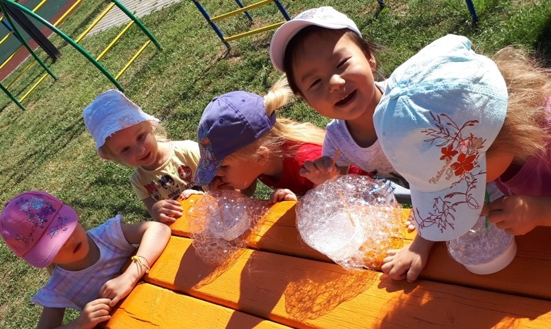 Воспитанников детского сада научили пускать мыльные пузыри