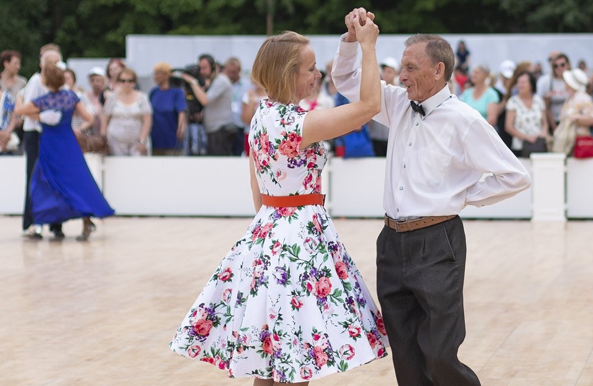 Шляпная вечеринка и бальные танцы: что еще ждет участников «Московского долголетия» в парке Победы