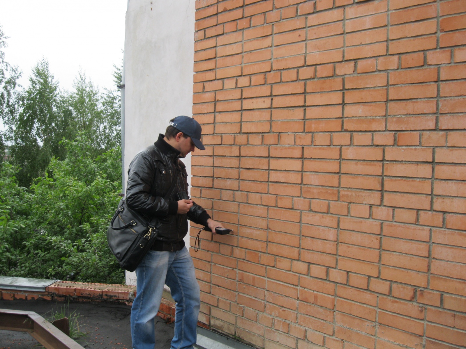 В поселке Остафьево проводится проверка состояния фасада дома 13 