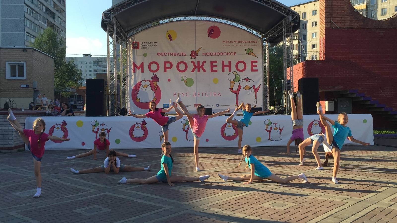Творческие коллективы ДК «Десна» приняли участие в фестивале «Московское мороженое»