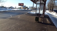 В поселении Рязановское на площадках общественного транспорта убирают снег и наледь