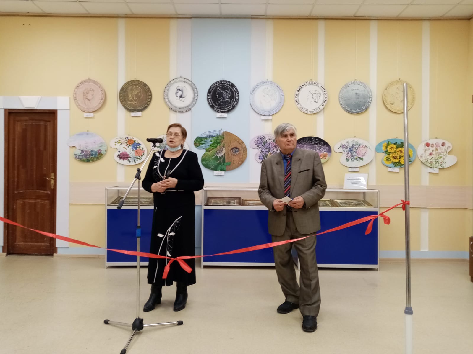 Выставка работ учеников школы искусств «Дар» открылась в Доме культуры «Десна»