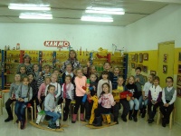 Первоклассники из корпуса «Остафьево» школы № 2083 побывали на Климовской фабрике деревянных игрушек «Климо» 