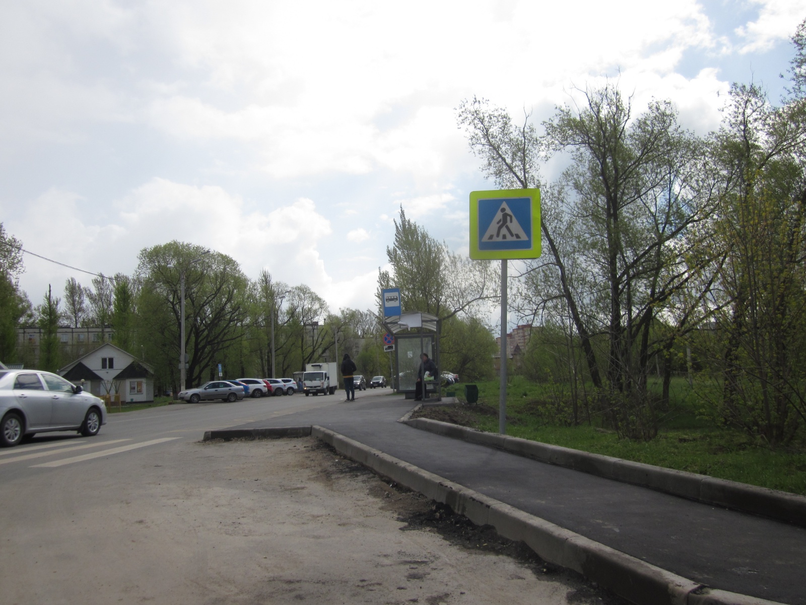 Продолжаются работы по ремонту тротуара в деревне Девятское поселения Рязановское