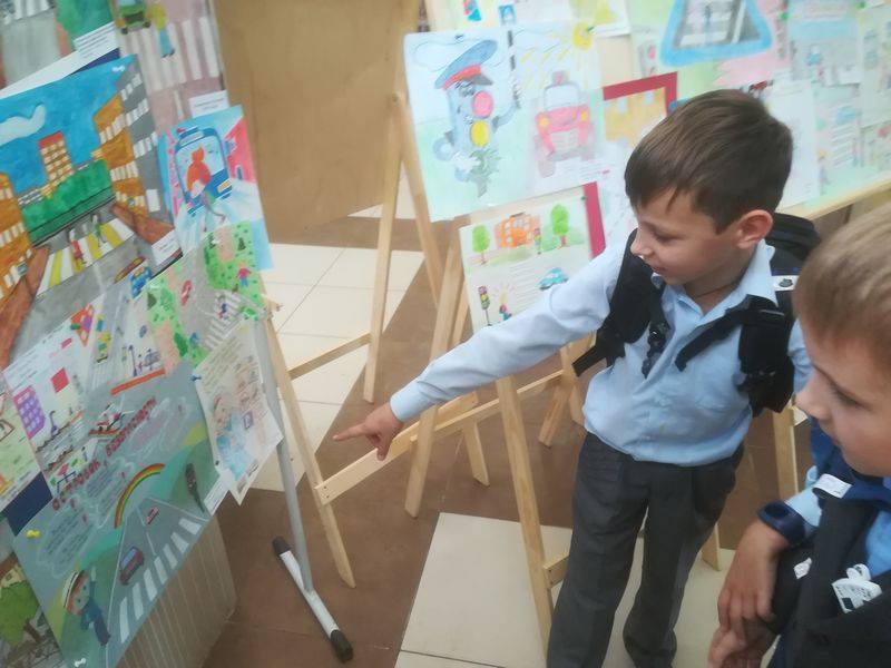 Выставка детских рисунков открылась в школе поселения Рязановское