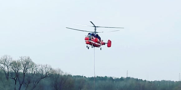 Будущие летчики приступили к пилотированию пожарного вертолета